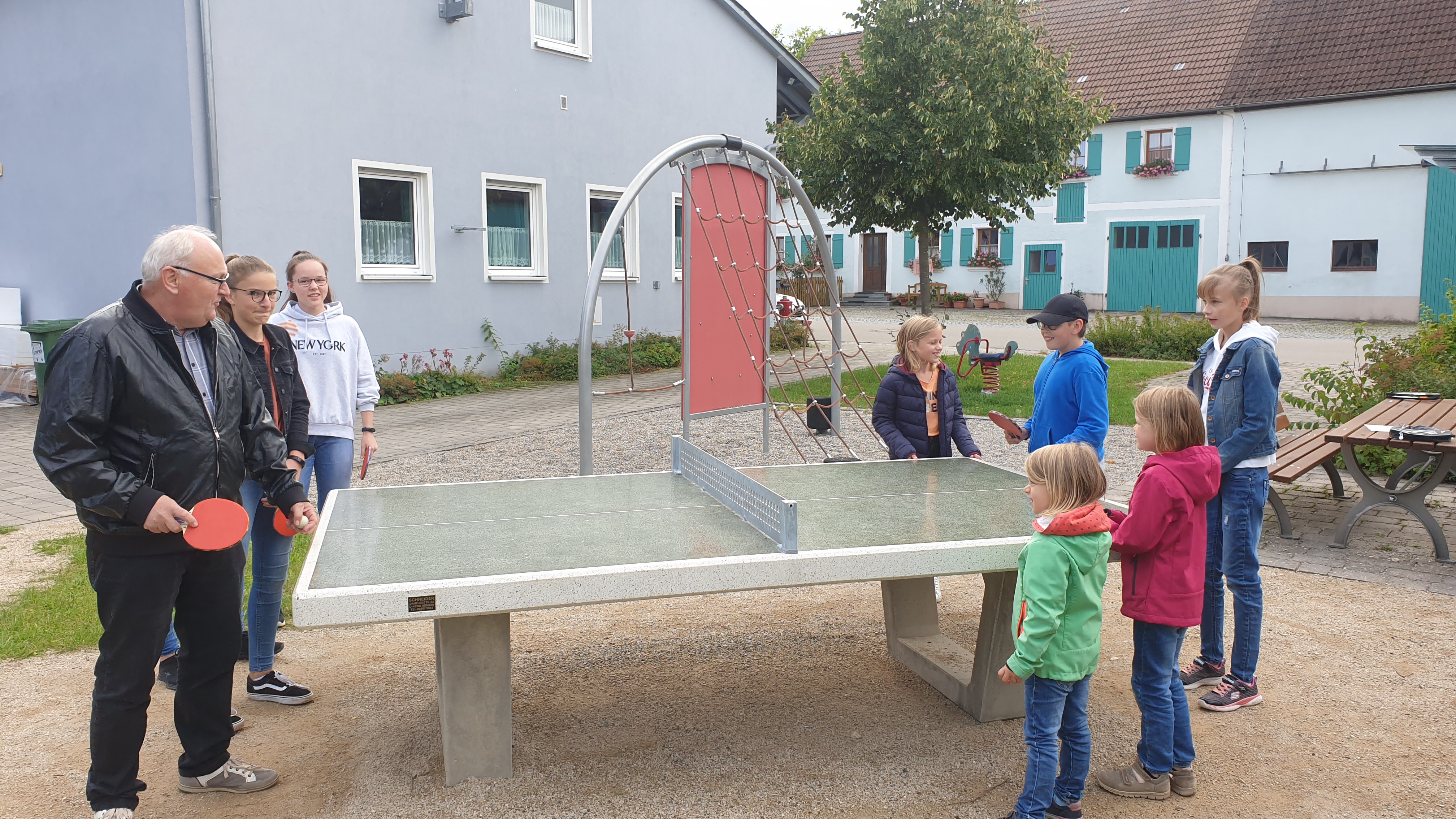 Tischtennisplatte am Spielplatz in Leidendorf (Markt Weidenbach)